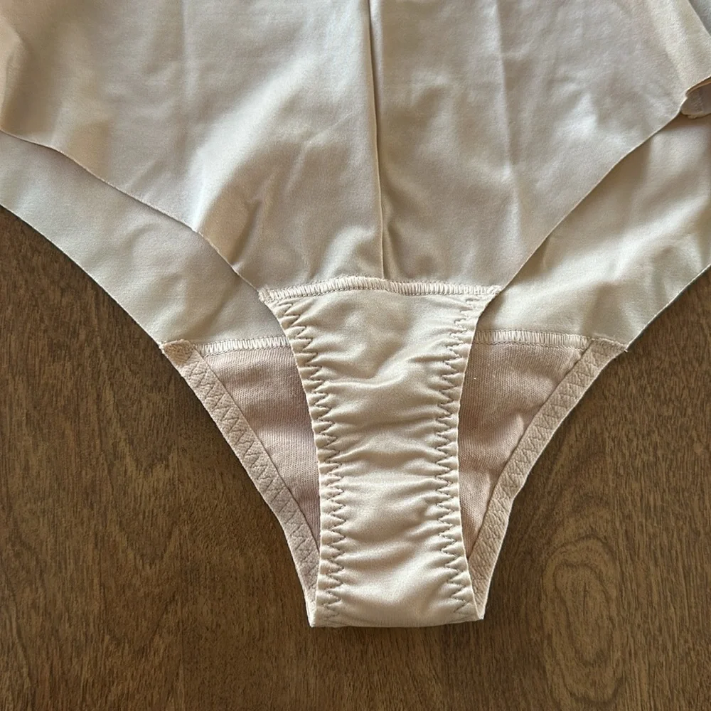 SPANX SHAPE MEDIUM NWT - Picture 2 of 5